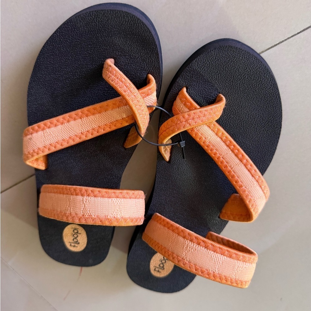 Floopi Criss Cross Sandals Floopi Flip Flops for Women: - Picture 6 of 7